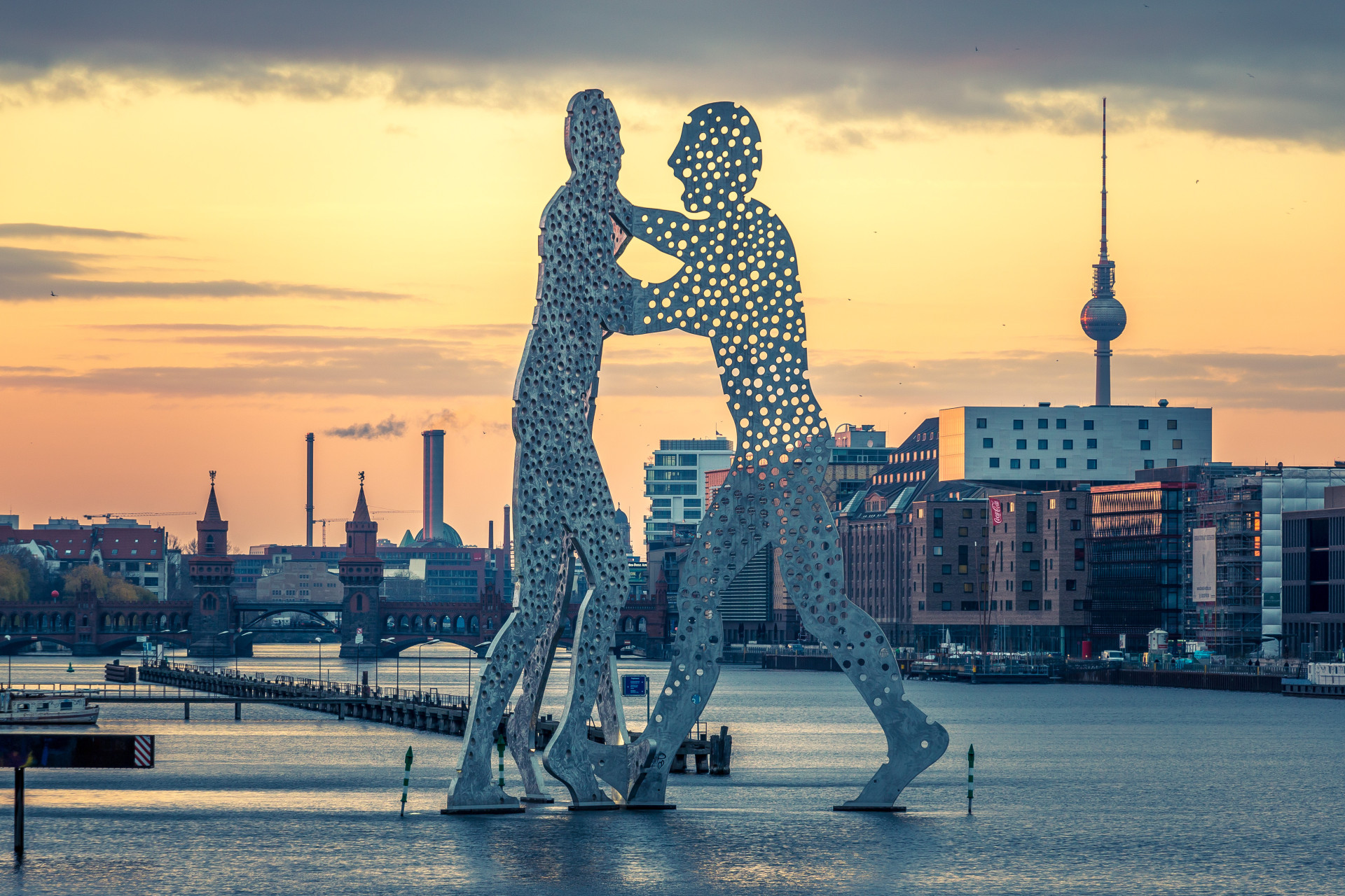 Molecule Man vor Sonnenuntergang in Berlin