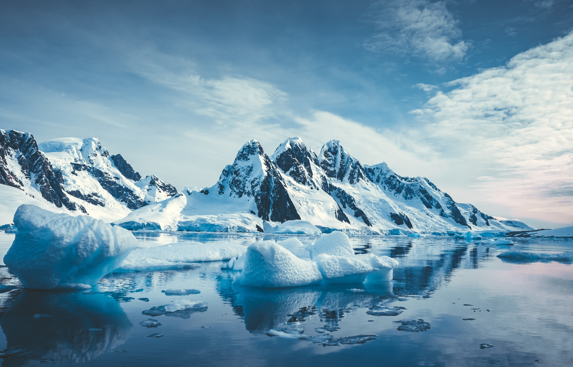 Eisbedeckte Berge, Meer und Himmel