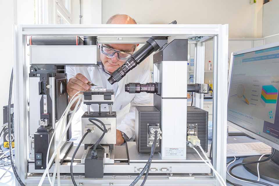 Stephan Roth bei der Probenvorbereitung der Petrowskit-Solarzelle
