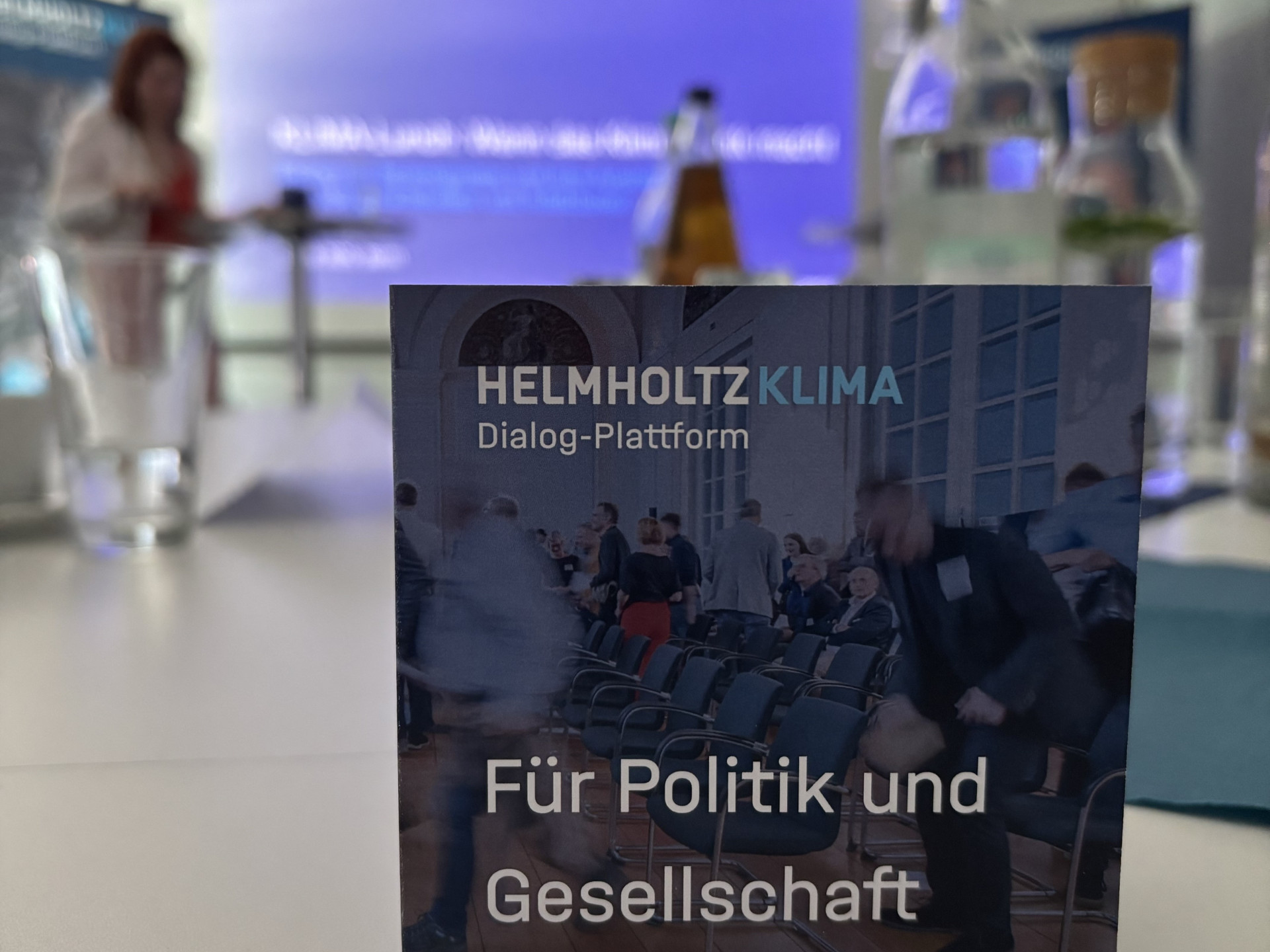 Flyer auf einem Tisch bei der Veranstaltung KLIMA Lunch