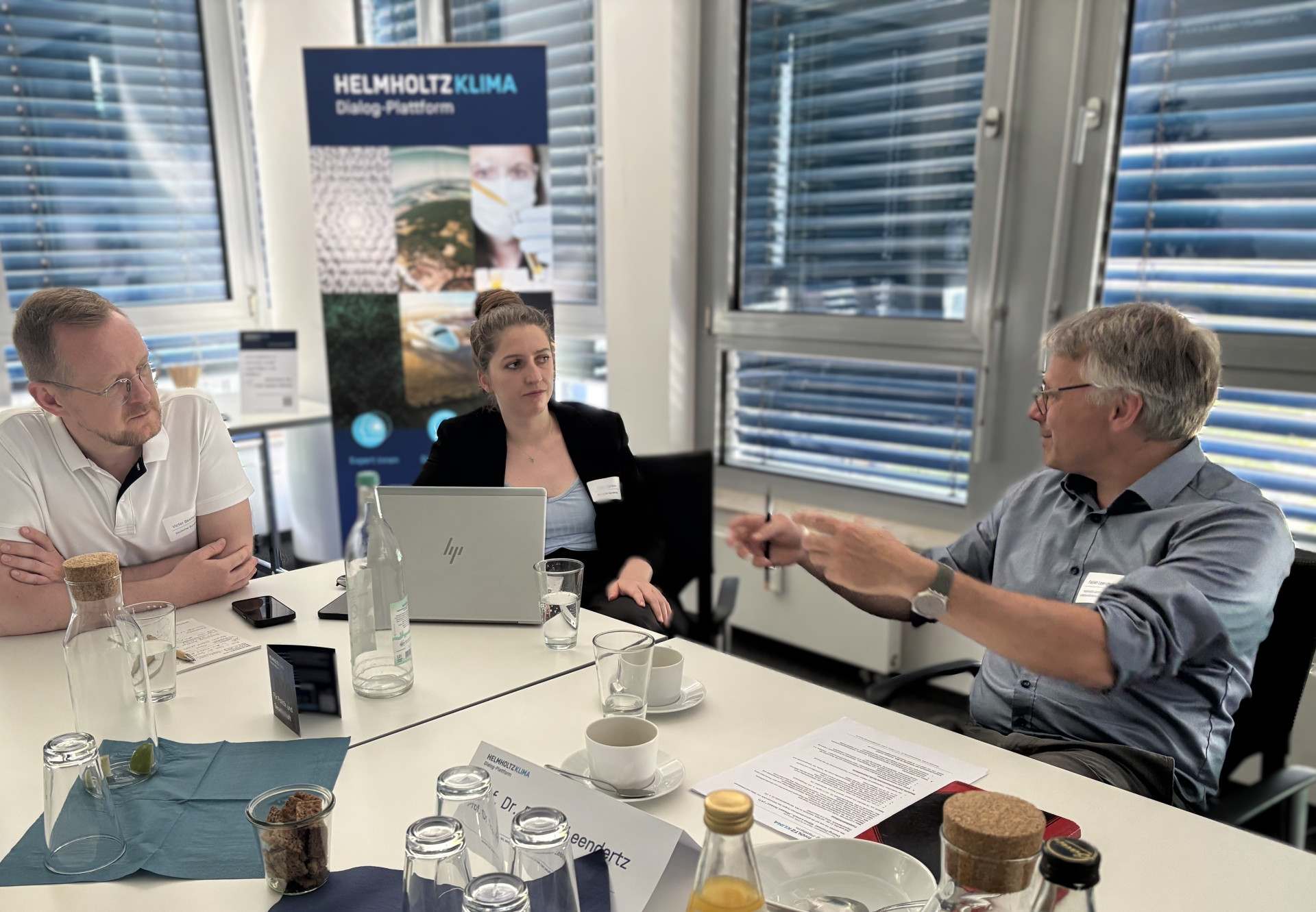 Teilnehmende am KLIMA-Lunch im Gespräch mit Prof. Dr. Fabian Leendertz (HZI)