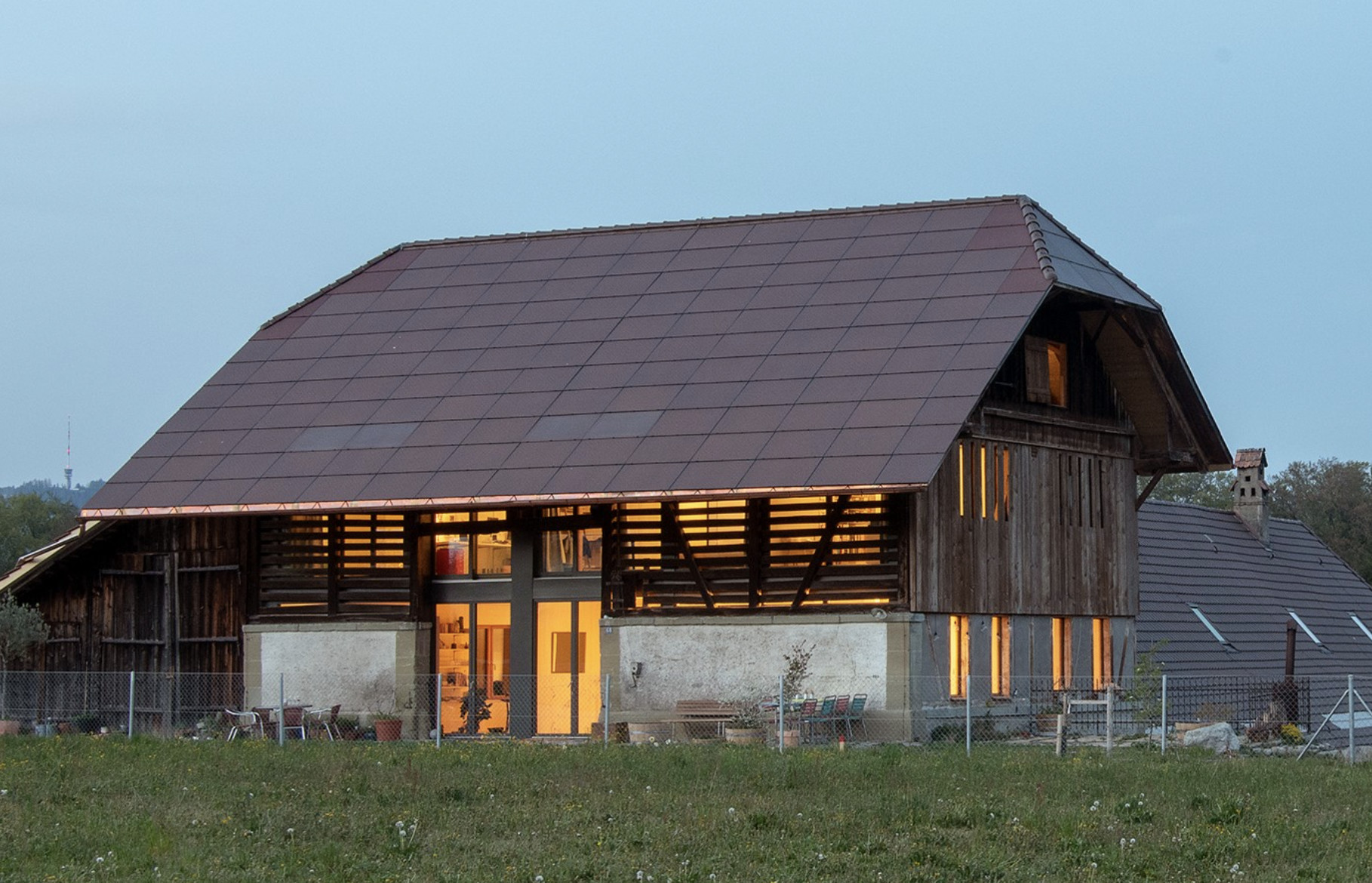 Altes Bauernhaus mit Solarmodulen auf dem Dach