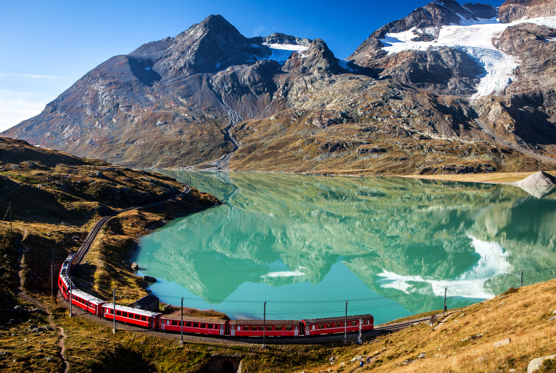 Ein Zug in den malerischen Schweizer Alpen rund um Bernina und Moteratsch Gletscher 