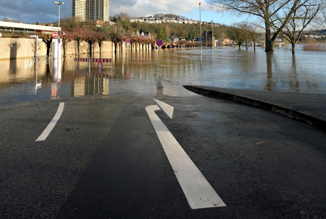 Überflutete Straße am Rheinufer