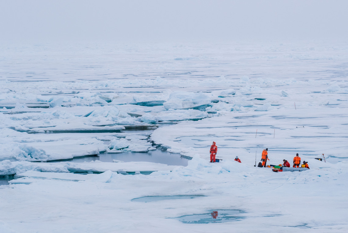 Forscher, die Proben auf einer Eisfläche der Arktis nehmen