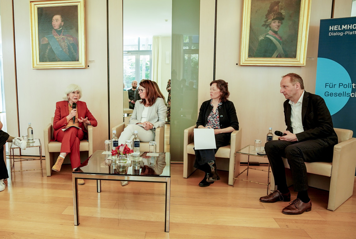 Gäste der Veranstaltung auf dem Podium in der französischen Botschaft