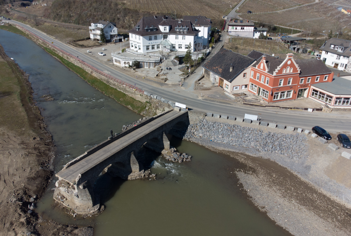 Die zerstörte, historische Bogenbrücke über die Ahr 