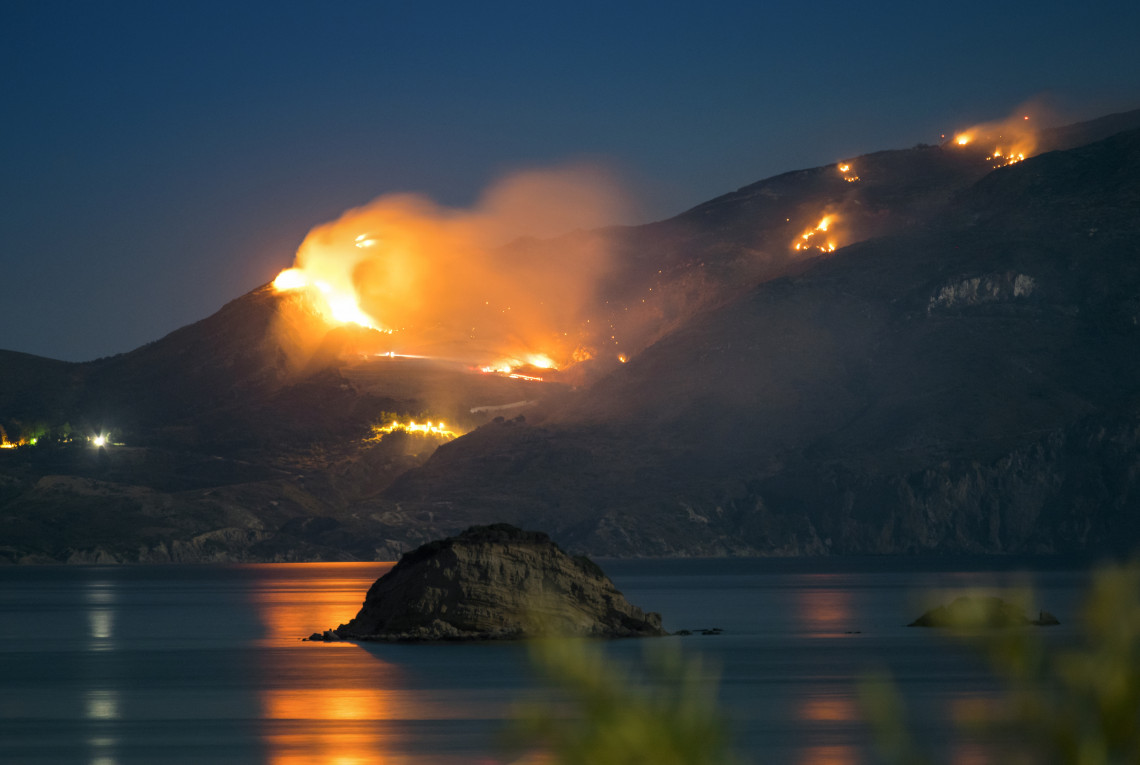 Wütender Waldbrand bei Nacht in Zakynthos, Griechenland