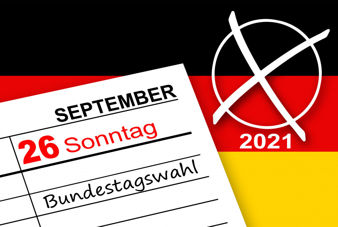 Kalenderblatt vor Deutschlandfahne zeigt Termin der Bundestagswahl 2021
