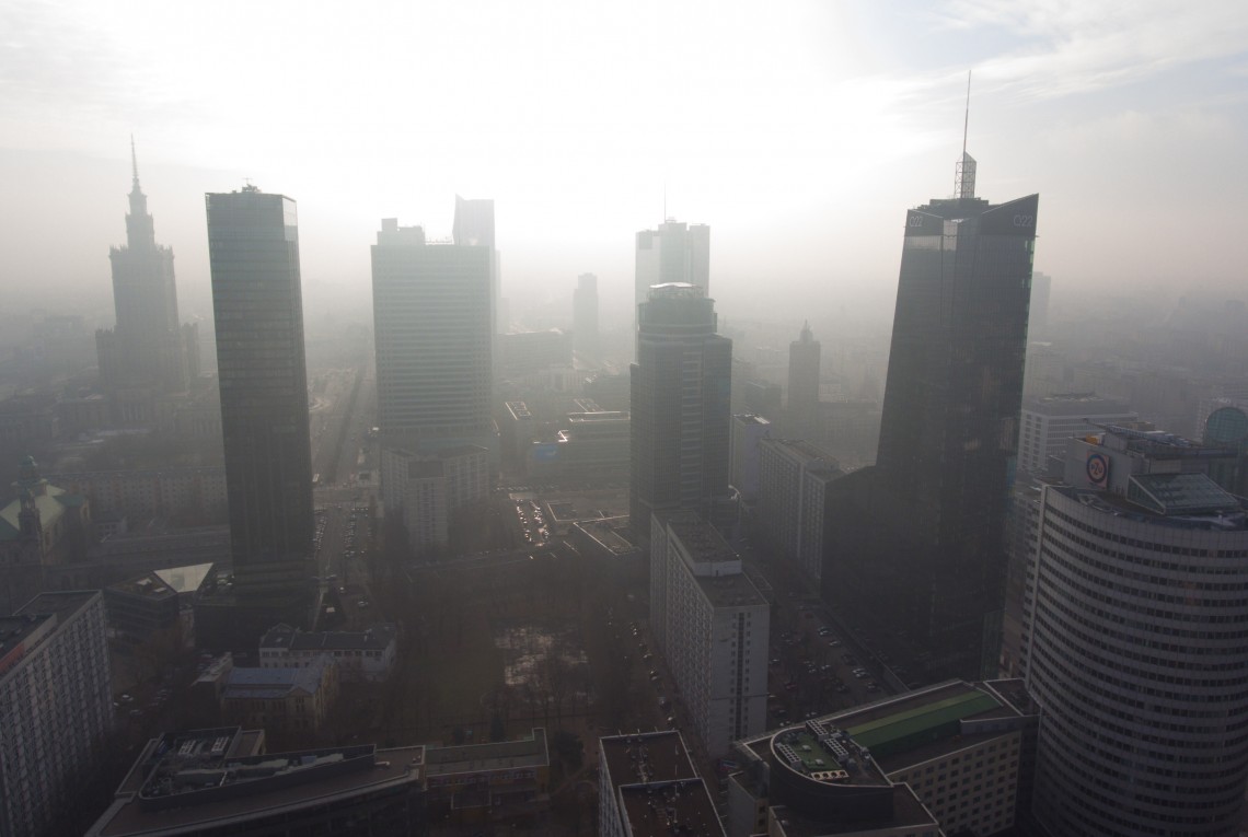 Luftbild von Warschau in den Morgenstunden mit leichtem Smog