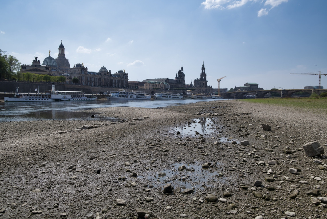 Trockenes Flussbett der Elbe in der Dresdener Altstadt