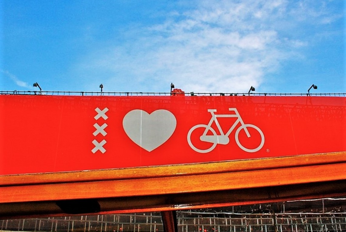 Banner auf dem ein großes Herz und ein Fahrrad ist