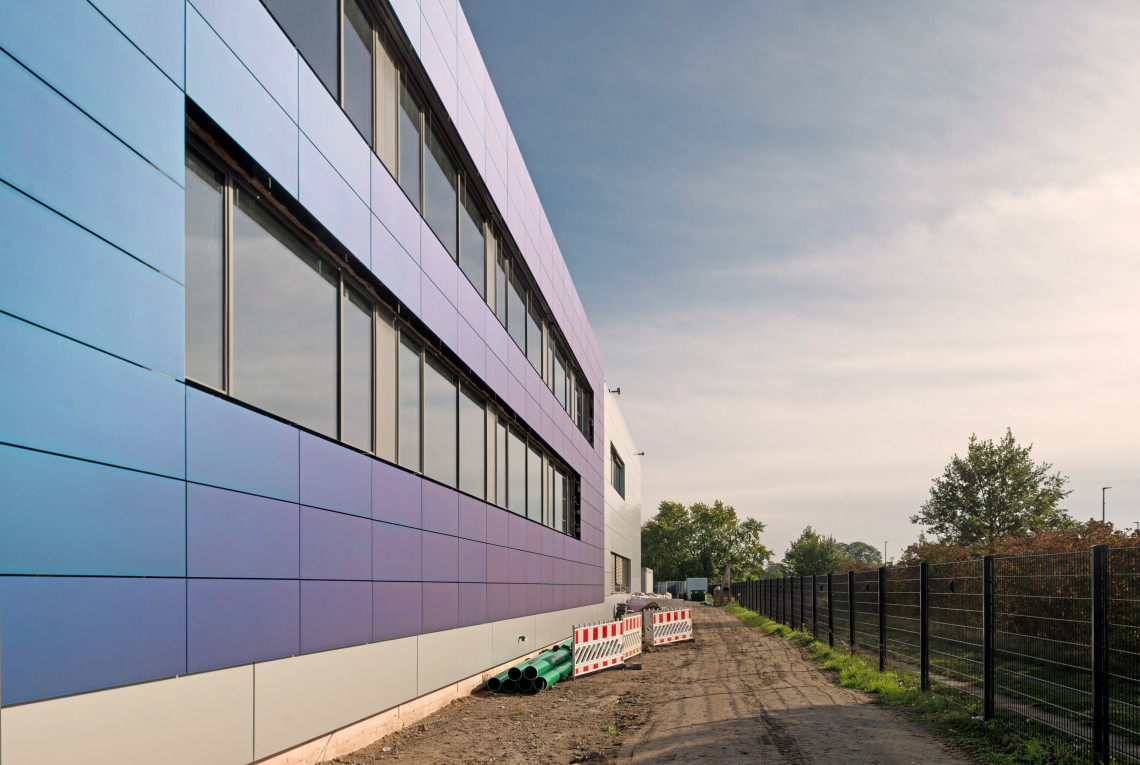 blaue Solarzellenpanele an der Fasse einer Produktionshalle