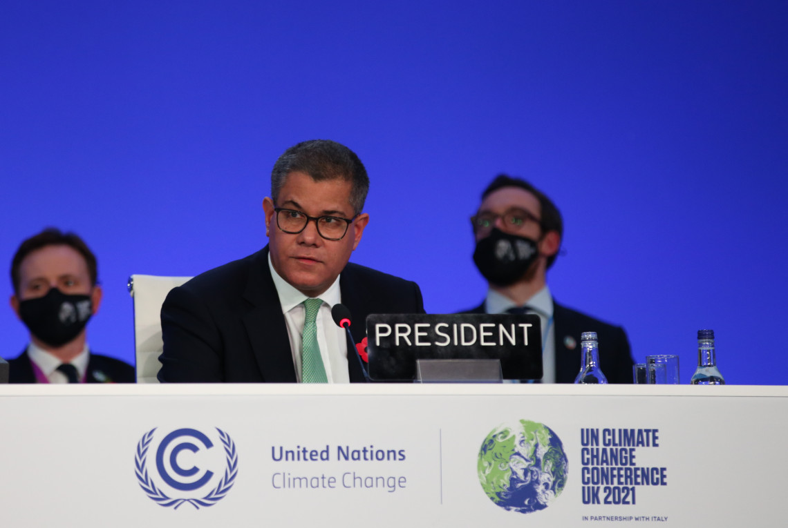 Auf dem Podium des Weltklimagipfels in Glasgow sitzt dessen Präsident Alok Sharma.