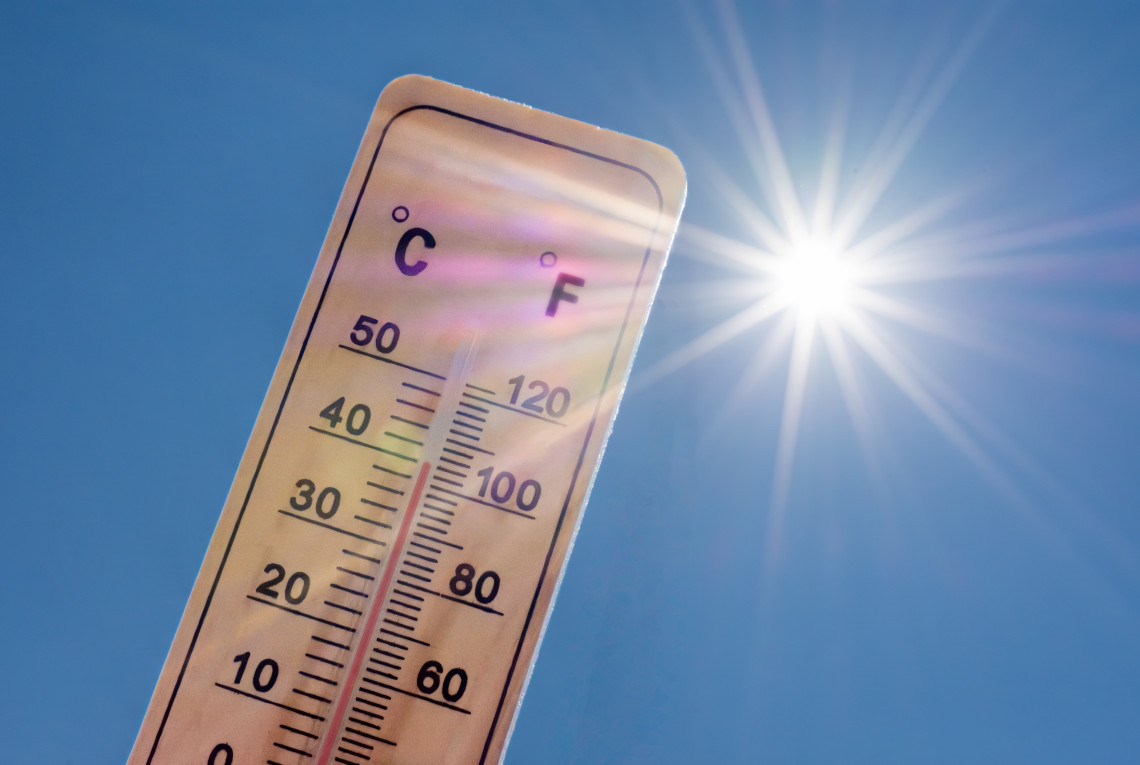 Thermometer zeigt 40 Grad Celsius vor blauem Himmel