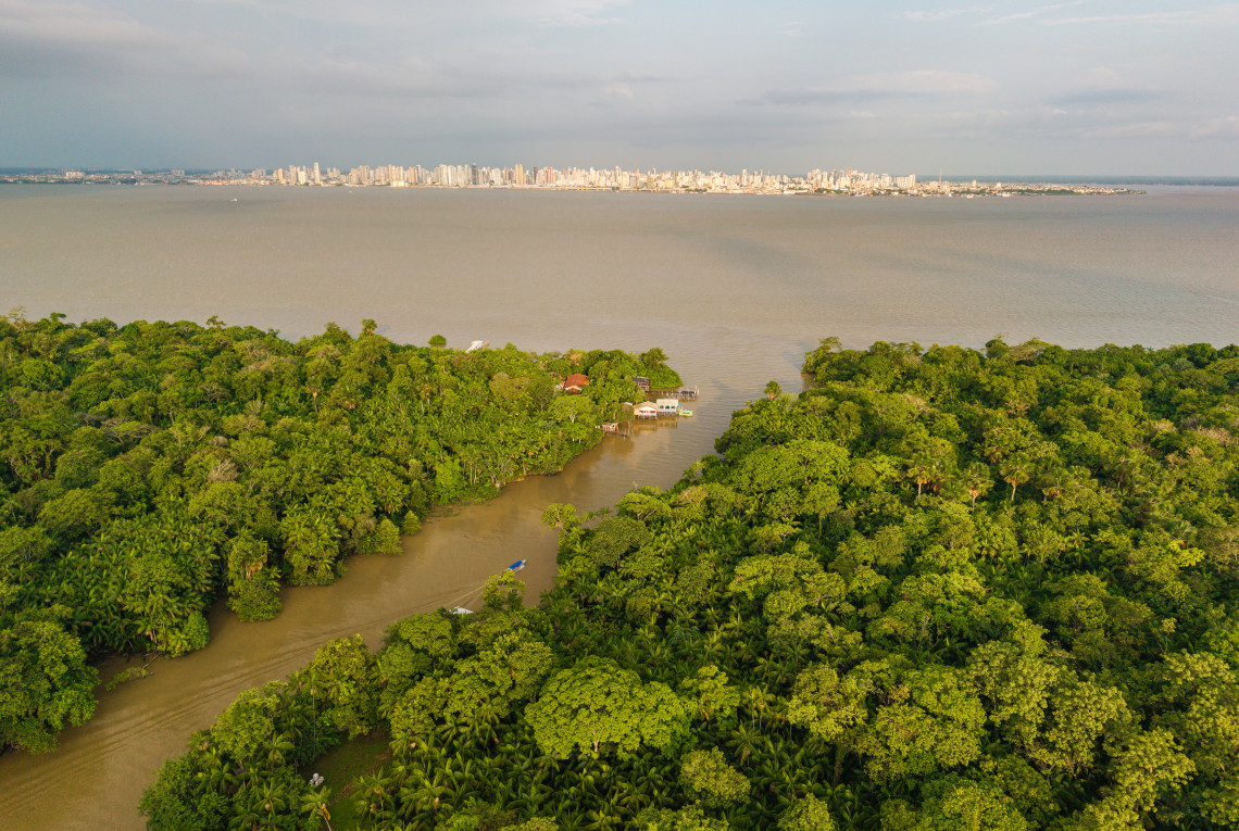 Blick über die Region der Barcarena-Inseln gegenüber von Belém, Brasilien