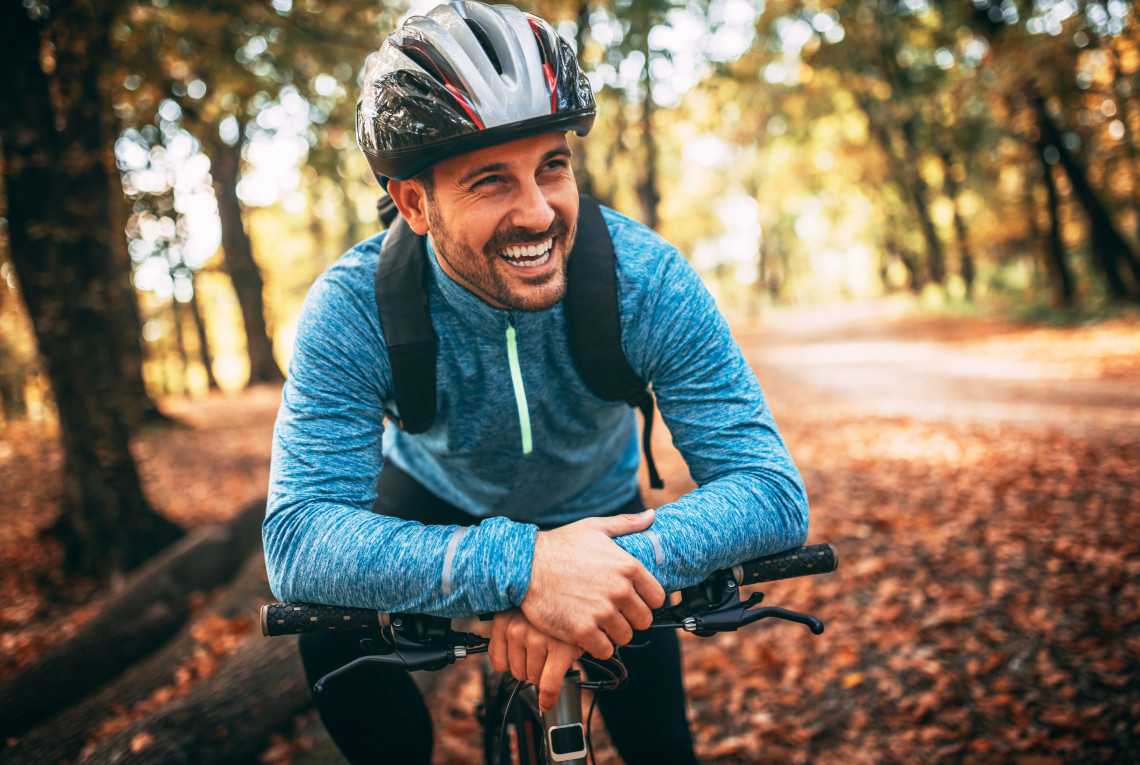 Klimaschutzvideo Header Mann auf Fahrrad in Wald