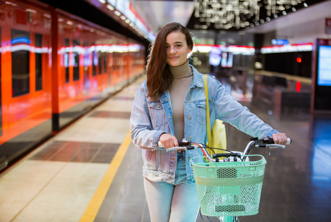 Faru mit Fahrrad vor Bahn