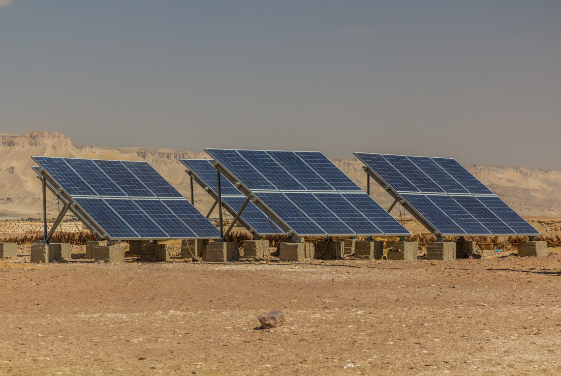 Sonnenkollektoren in der Oase Dakhla, Ägypten