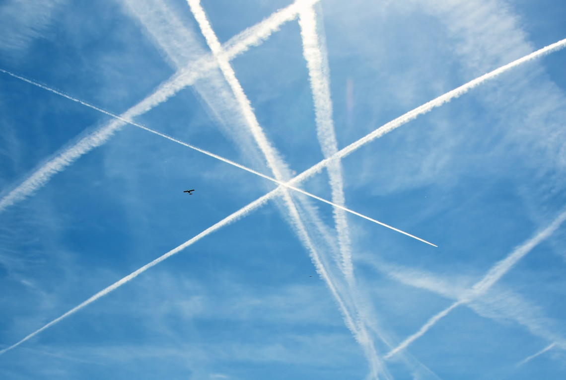 Kondensstreifen am Himmel