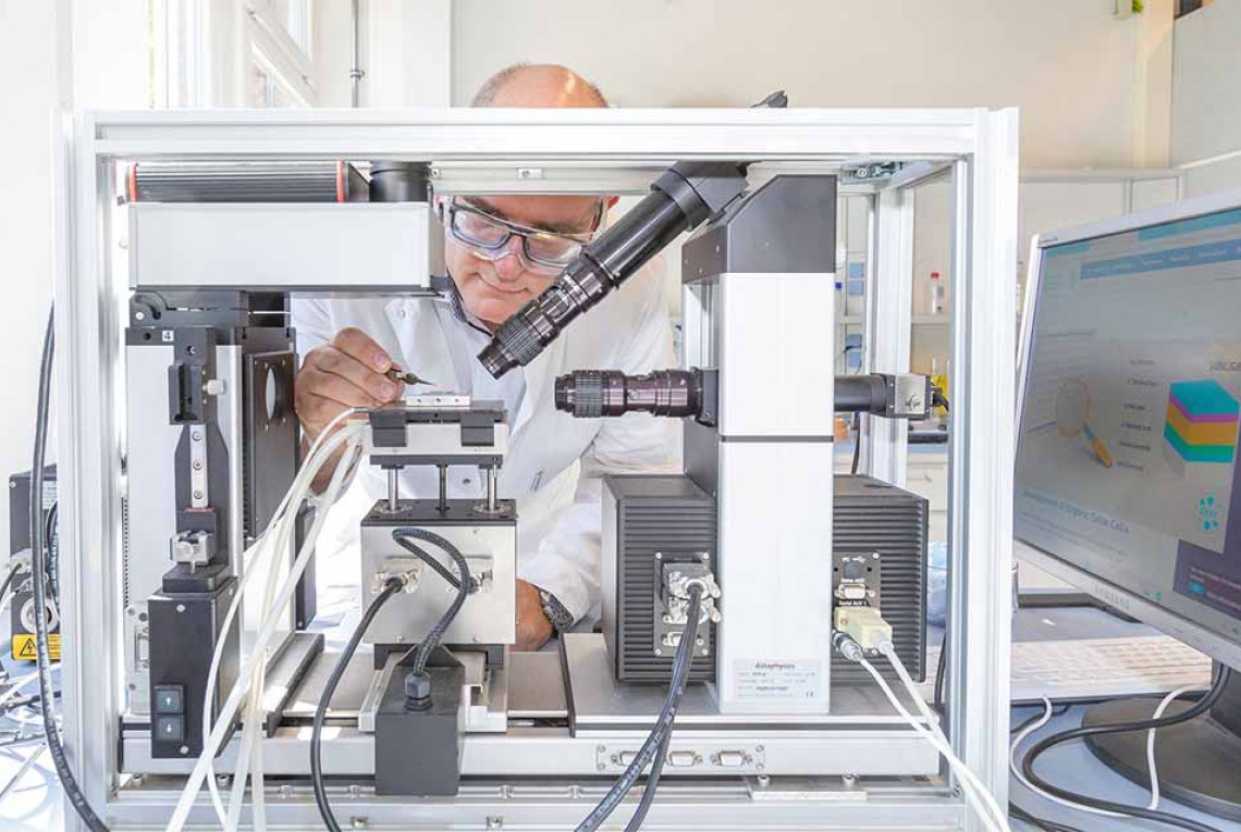 Stephan Roth bei der Probenvorbereitung der Petrowskit-Solarzelle