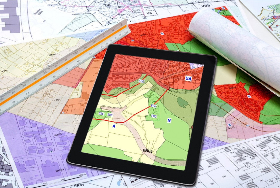 Stadtplanung - Raumordnung - Auf einem Tablet-PC angezeigte Karten des lokalen Stadtplanes und Katasters