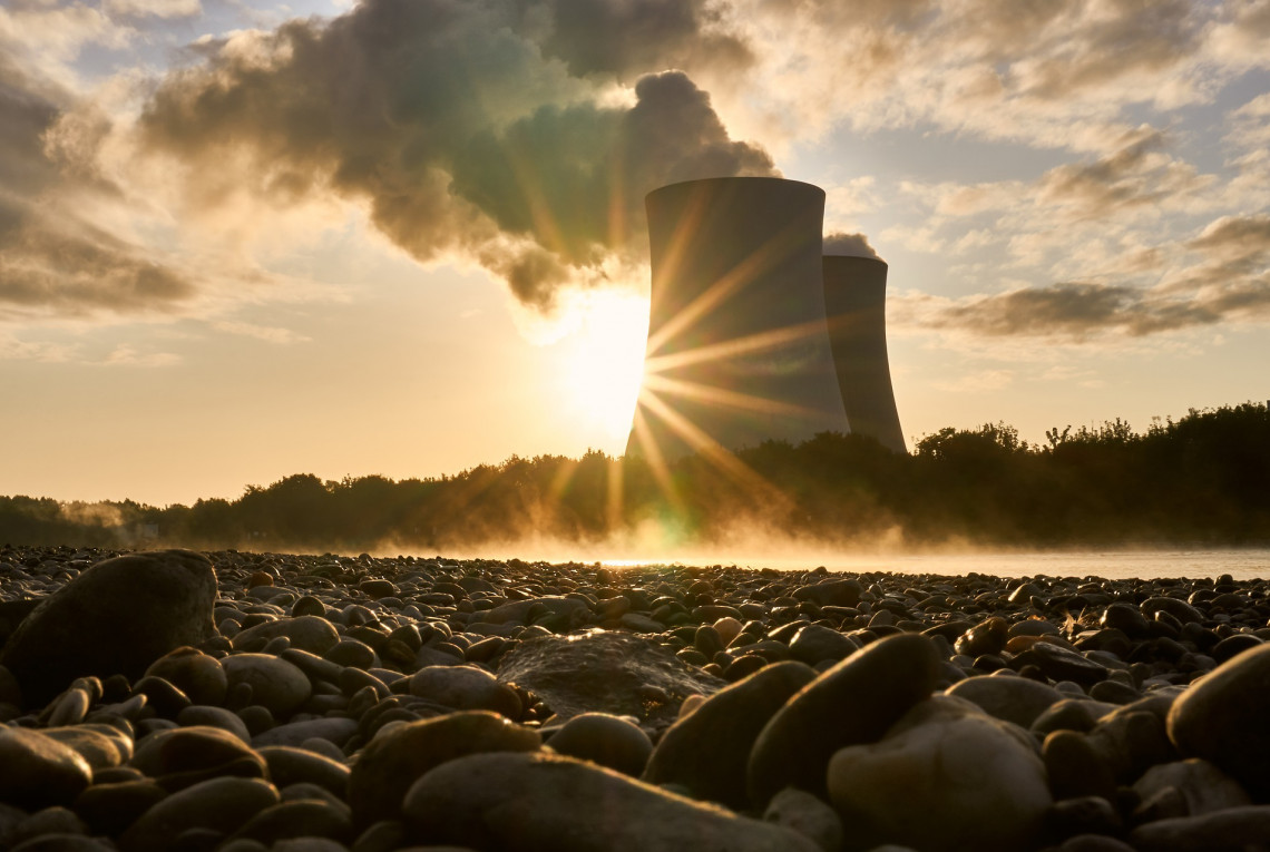 Atomkraftwerk im Sonnenuntergang