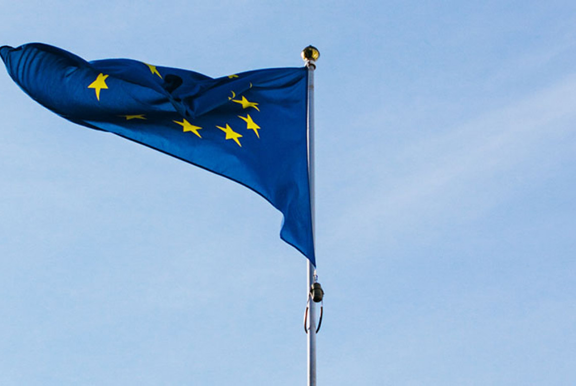 EU-Flagge vor blauem Himmel