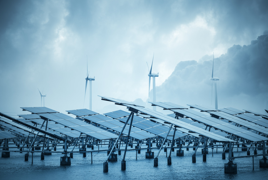 Solarpanele und Windräder bei schlechtem Wetter.