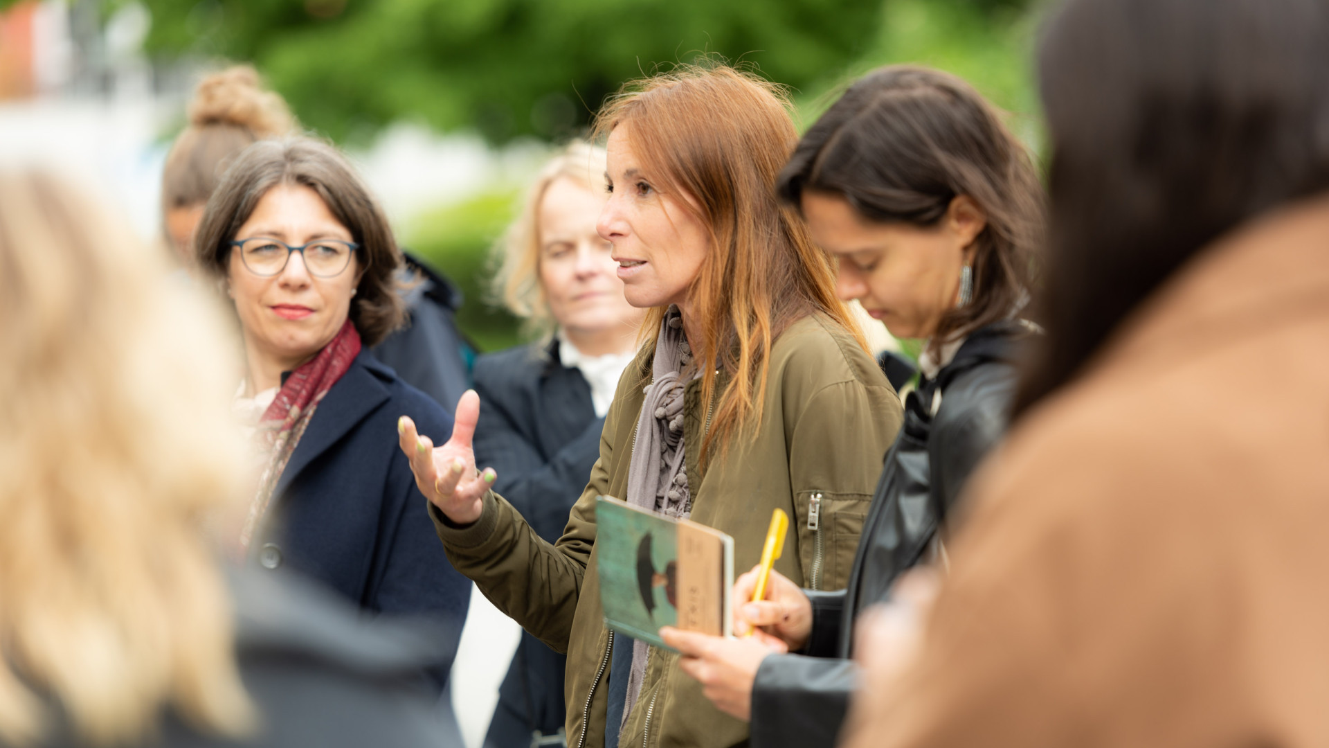 Eine Gruppe von Frauen im Austausch.