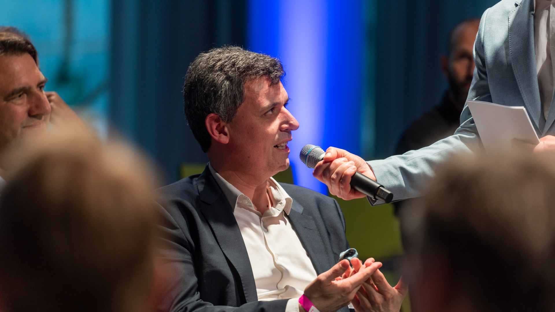 Stefan Brandt spricht in ein Mikrofon.