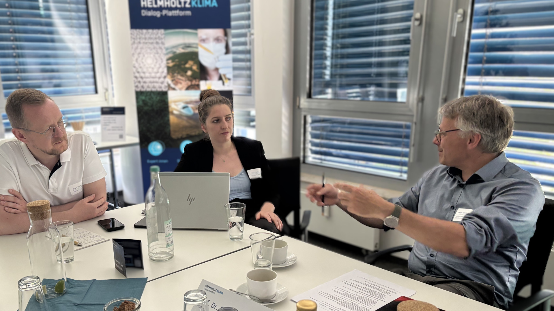 Teilnehmende am KLIMA-Lunch im Gespräch mit Prof. Dr. Fabian Leendertz (HZI)