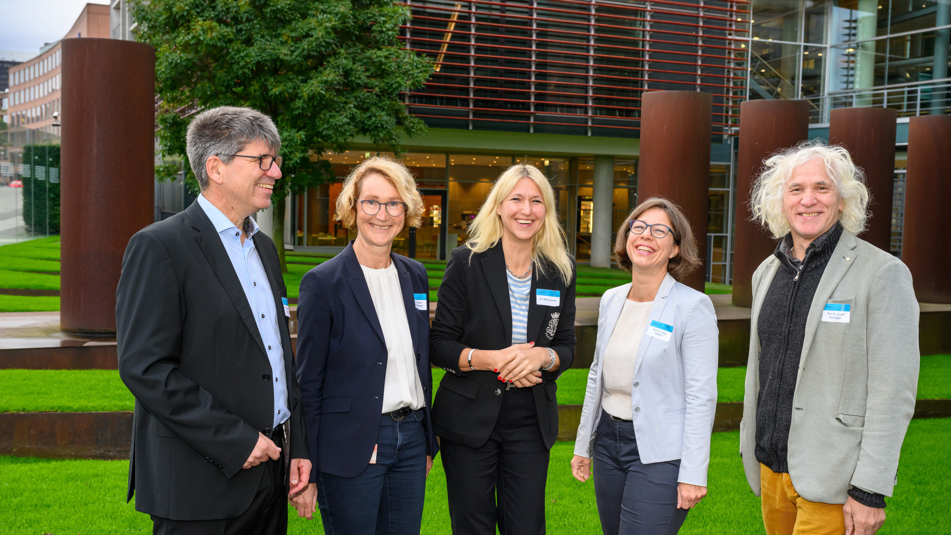 Helmholtz-Expert_innen und Schirmherrin Dr. Silke Launert