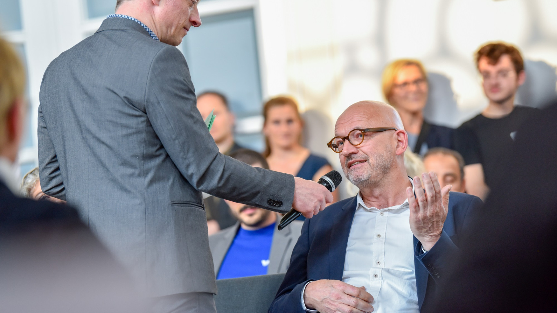 Veranstaltung im Format einer Unterhausdebatte im Festsaal Luisenstraße in Berlin